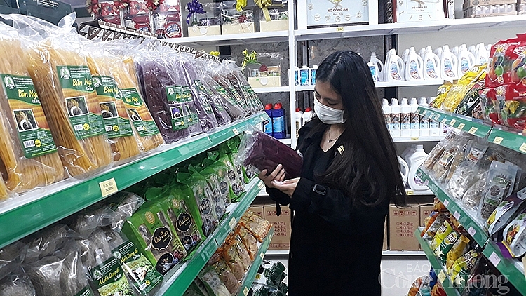 Người tiêu dùng mua sắm sản phẩm tại Điểm giới thiệu, bán sản phẩm OCOP tại quận Cầu Giấy