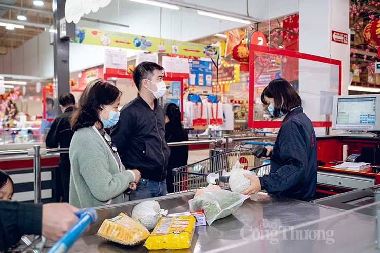 Người tiêu dùng mua hàng hóa tại siêu thị Người tiêu dùng mua hàng hóa tại siêu thị