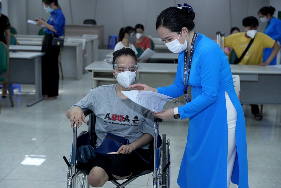 Không để ai bị bỏ lại phía sau trong cuộc chiến chống Covid-19 Không để ai bị bỏ lại phía sau trong cuộc chiến chống Covid-19