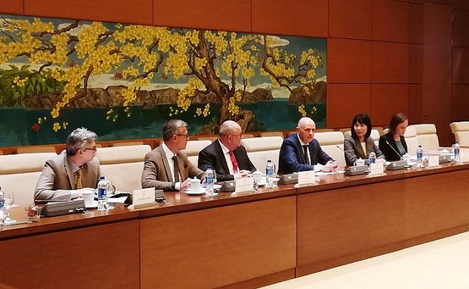 nhom nghi si huu nghi bi viet nam tham va lam viec tai viet nam