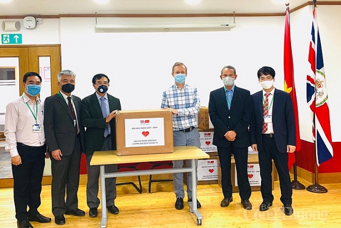 Thứ trưởng Hoàng Quốc Vượng trao vật phẩm y tế, giúp Anh chống dịch Covid-19 thu truong hoang quoc vuong trao vat pham y te giup anh chong dich covid 19