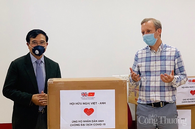 Thứ trưởng Hoàng Quốc Vượng trao vật phẩm y tế, giúp Anh chống dịch Covid-19 thu truong hoang quoc vuong trao vat pham y te giup anh chong dich covid 19
