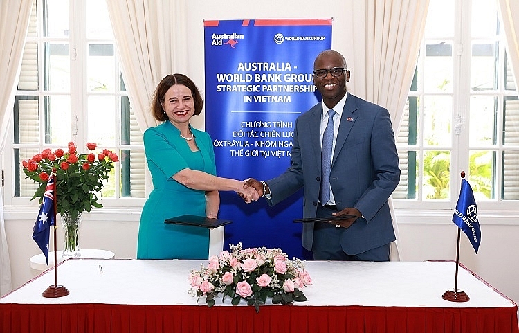 4217 signing ceremony betw australian ambassador robyn mudiewb country director ousmane dione
