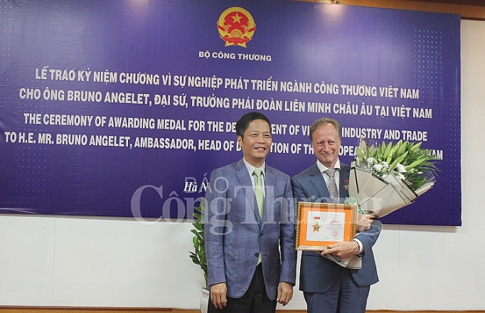 Đại sứ EU tại Việt Nam nhận Kỷ niệm chương vì sự nghiệp phát triển ngành Công Thương dai su eu tai viet nam nhan ky niem chuong vi su nghiep phat trien nganh cong thuong