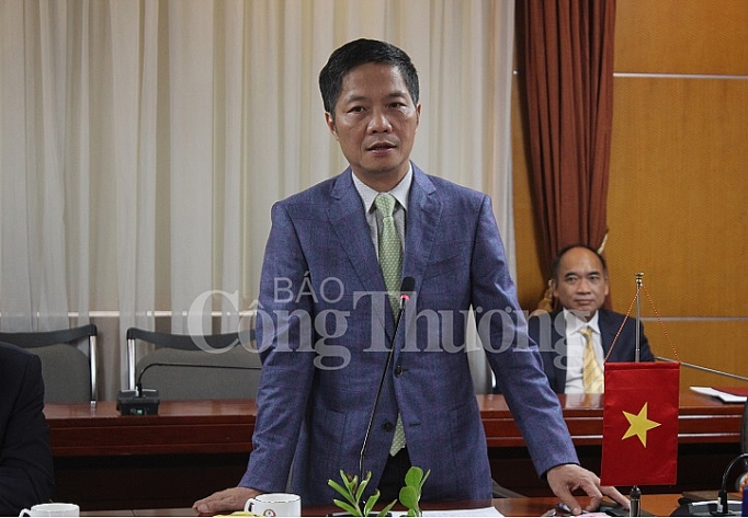 Đại sứ EU tại Việt Nam nhận Kỷ niệm chương vì sự nghiệp phát triển ngành Công Thương dai su eu tai viet nam nhan ky niem chuong vi su nghiep phat trien nganh cong thuong