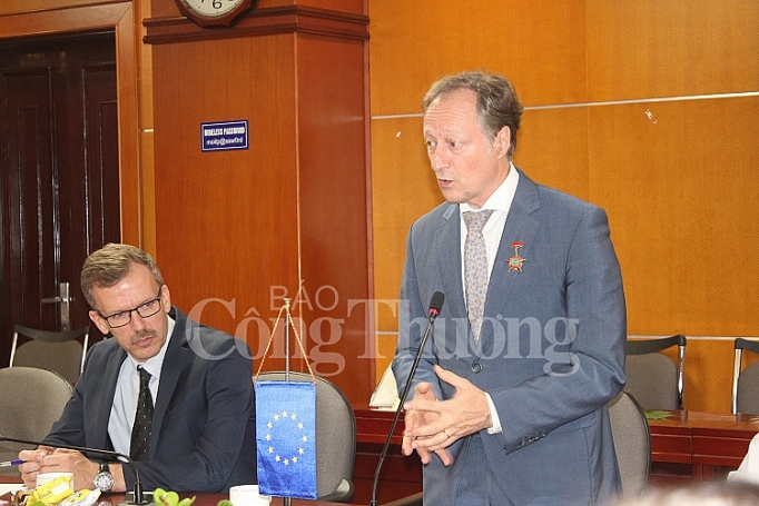 Đại sứ EU tại Việt Nam nhận Kỷ niệm chương vì sự nghiệp phát triển ngành Công Thương dai su eu tai viet nam nhan ky niem chuong vi su nghiep phat trien nganh cong thuong