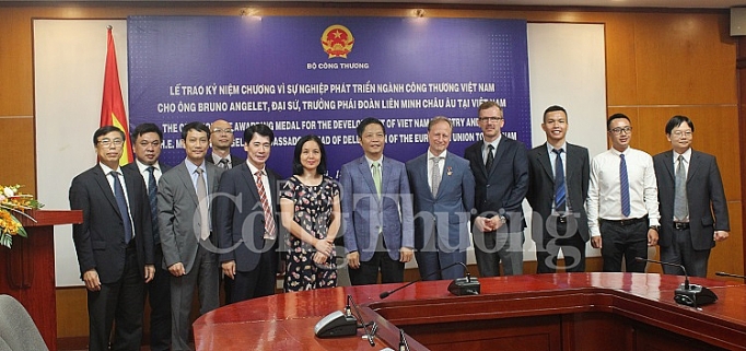 Đại sứ EU tại Việt Nam nhận Kỷ niệm chương vì sự nghiệp phát triển ngành Công Thương dai su eu tai viet nam nhan ky niem chuong vi su nghiep phat trien nganh cong thuong