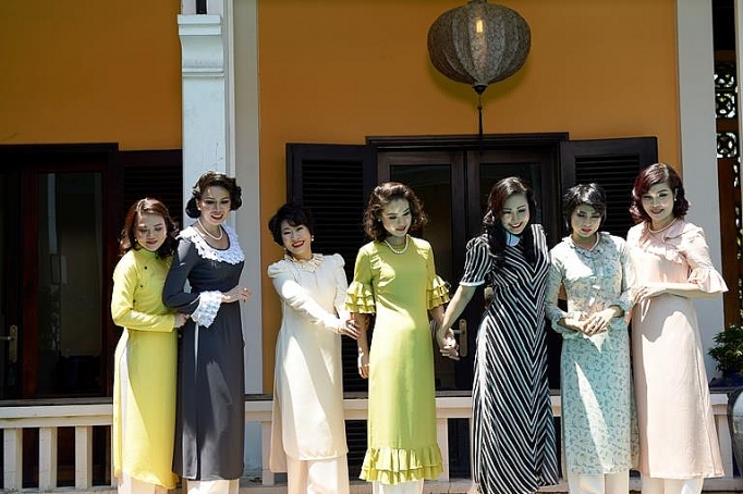 hoa hau giang my va cac nu doanh nhan voi ao dai lemur