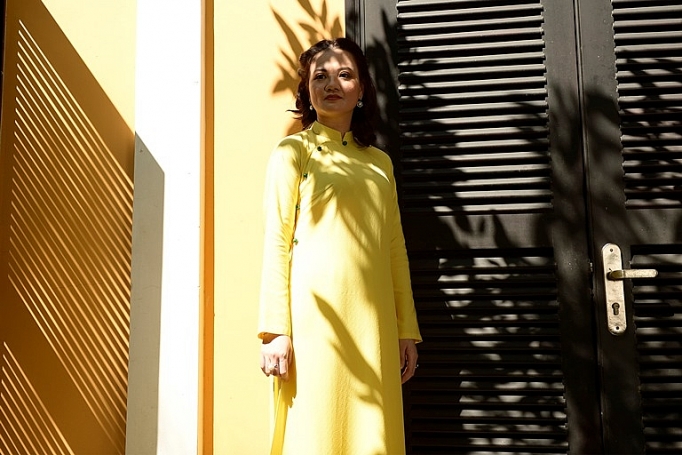 hoa hau giang my va cac nu doanh nhan voi ao dai lemur