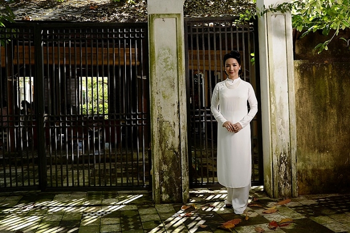 hoa hau giang my va cac nu doanh nhan voi ao dai lemur