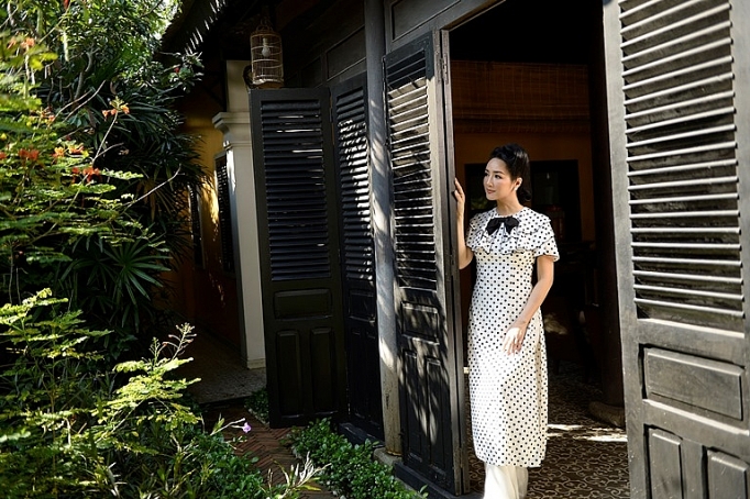 hoa hau giang my va cac nu doanh nhan voi ao dai lemur