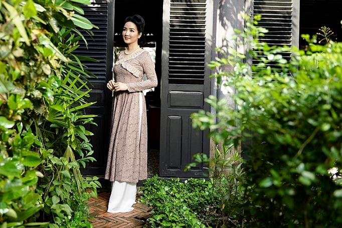 hoa hau giang my va cac nu doanh nhan voi ao dai lemur