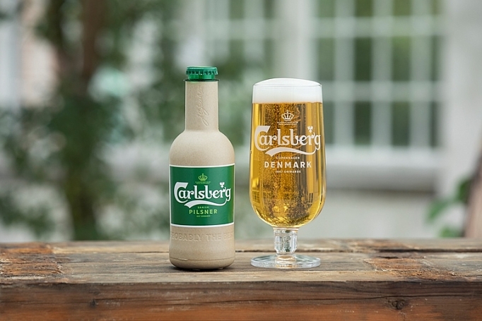 carlsberg tien gan hon toi viec hien thuc hoa chai bia giay dau tien tren the gioi