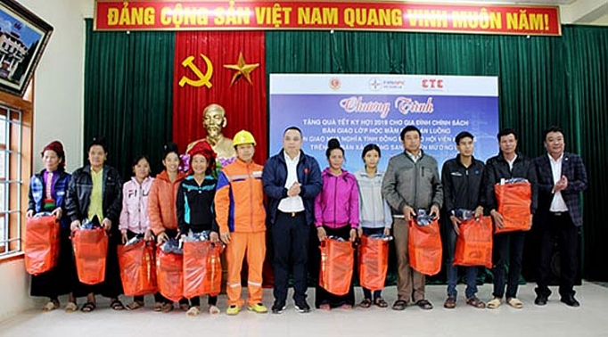 cong ty dien luc son la xay dung lop hoc nha nghia tinh va tang qua cho gia dinh chinh sach xa chieng san