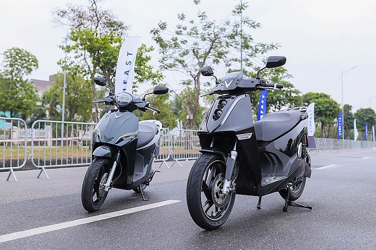 Bộ đôi xe máy điện VinFast Theon và Feliz ‘gây sốt’ dư luận Bộ đôi xe máy điện VinFast Theon và Feliz ‘gây sốt’ dư luận