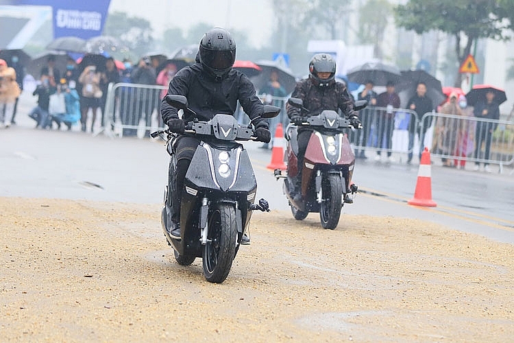 Bộ đôi xe máy điện VinFast Theon và Feliz ‘gây sốt’ dư luận Bộ đôi xe máy điện VinFast Theon và Feliz ‘gây sốt’ dư luận