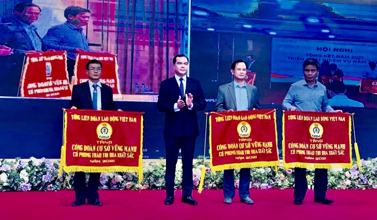 Supe Lâm Thao vinh dự nhận Cờ thi đua 'Đơn vị xuất sắc' năm 2021 của Tập đoàn Hóa chất Việt Nam Supe Lâm Thao vinh dự nhận Cờ thi đua 'Đơn vị xuất sắc' năm 2021 của Tập đoàn Hóa chất Việt Nam