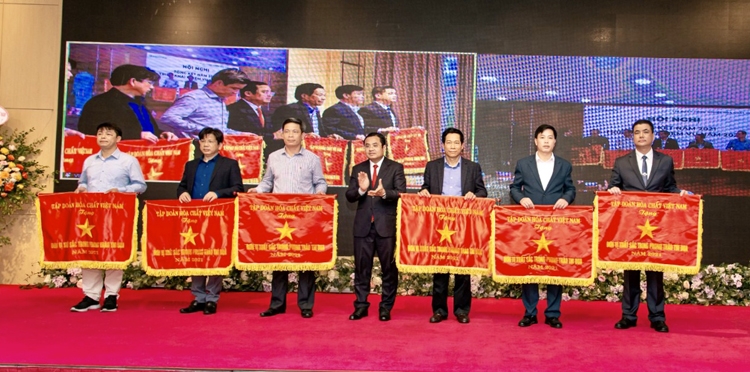 Supe Lâm Thao vinh dự nhận Cờ thi đua 'Đơn vị xuất sắc' năm 2021 của Tập đoàn Hóa chất Việt Nam Supe Lâm Thao vinh dự nhận Cờ thi đua 'Đơn vị xuất sắc' năm 2021 của Tập đoàn Hóa chất Việt Nam