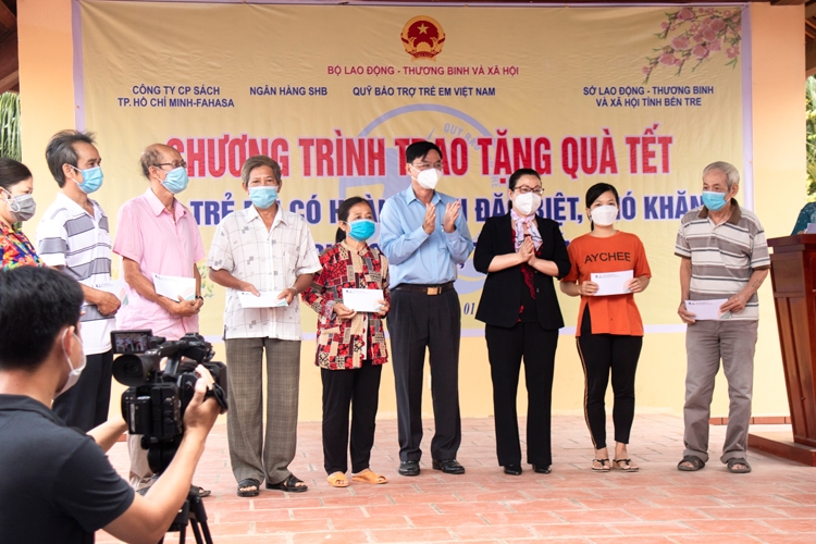 Phân bón Cà Mau mang Xuân đến bà con Bến Tre