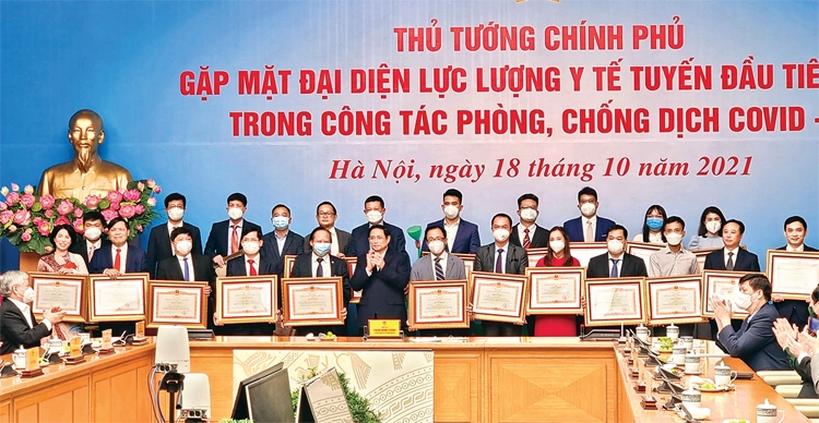Hoa vẫn nở trong bão dịch