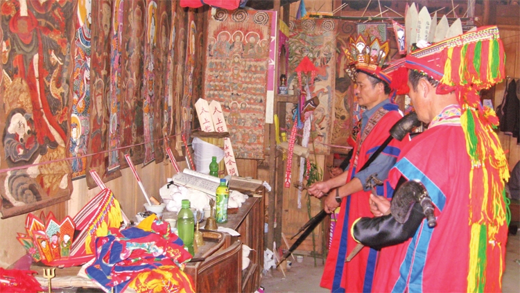 Người Dao đỏ trang trí bàn thờ Người Dao đỏ trang trí bàn thờ