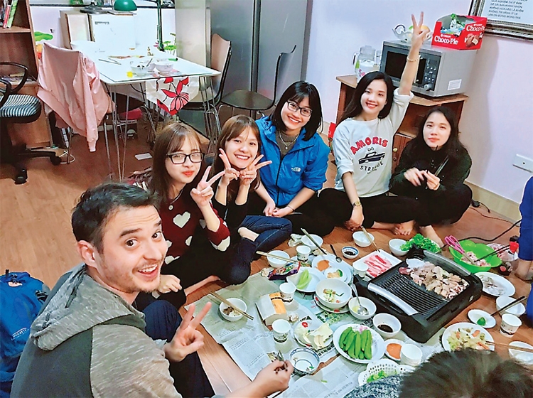 Muôn vẻ chuyện “Tây" ăn Tết ta