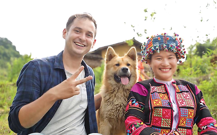 Muôn vẻ chuyện “Tây" ăn Tết ta