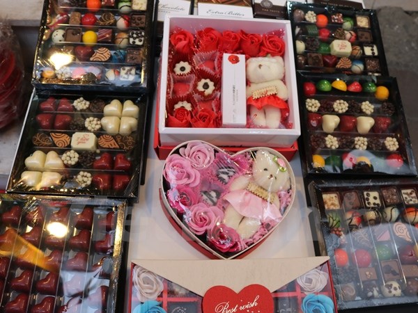 nhon nhip thi truong qua tang valentine chocolate van hut khach