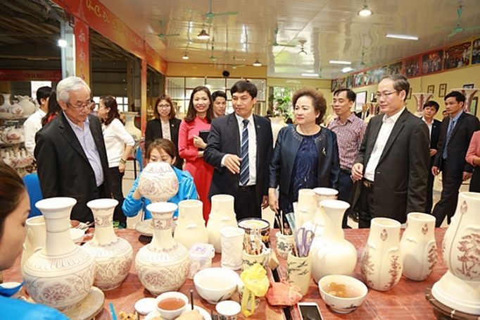 Gốm Chu Đậu: Hành trình tiếp nối tinh hoa văn hóa Việt gom chu dau hanh trinh tiep noi tinh hoa van hoa viet