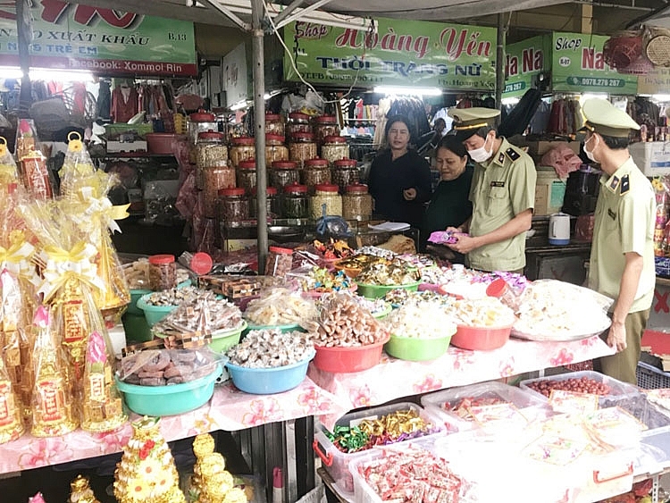 Khánh Hòa: Thị trường hàng hóa Tết phong phú, an toàn- Tiểu thương vẫn như “ngồi trên đống lửa” Khánh Hòa: Thị trường hàng hóa Tết phong phú, an toàn- Tiểu thương vẫn như “ngồi trên đống lửa”