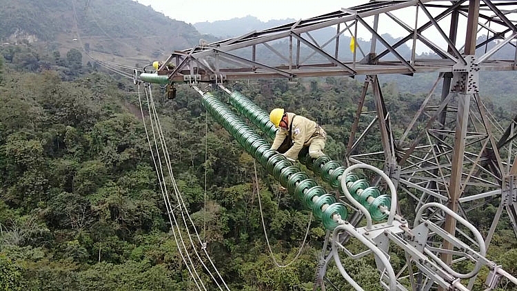 Đẩy mạnh ứng dụng khoa học công nghệ trong kiểm tra lưới điện