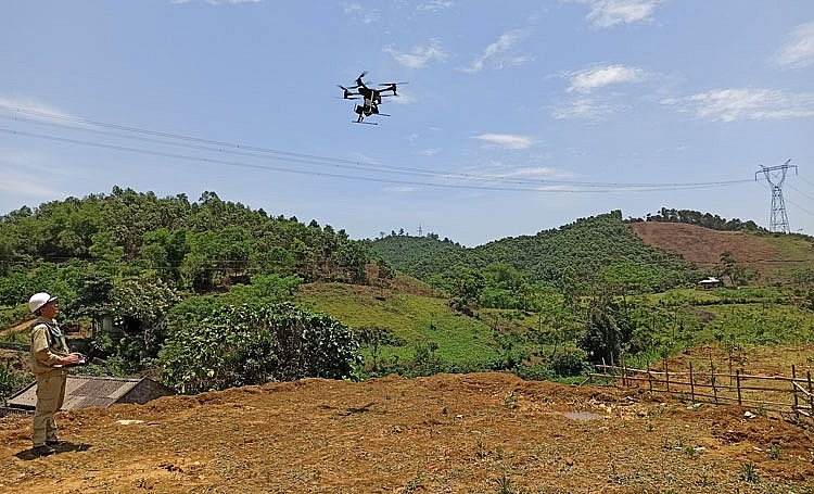 Đẩy mạnh ứng dụng khoa học công nghệ trong kiểm tra lưới điện