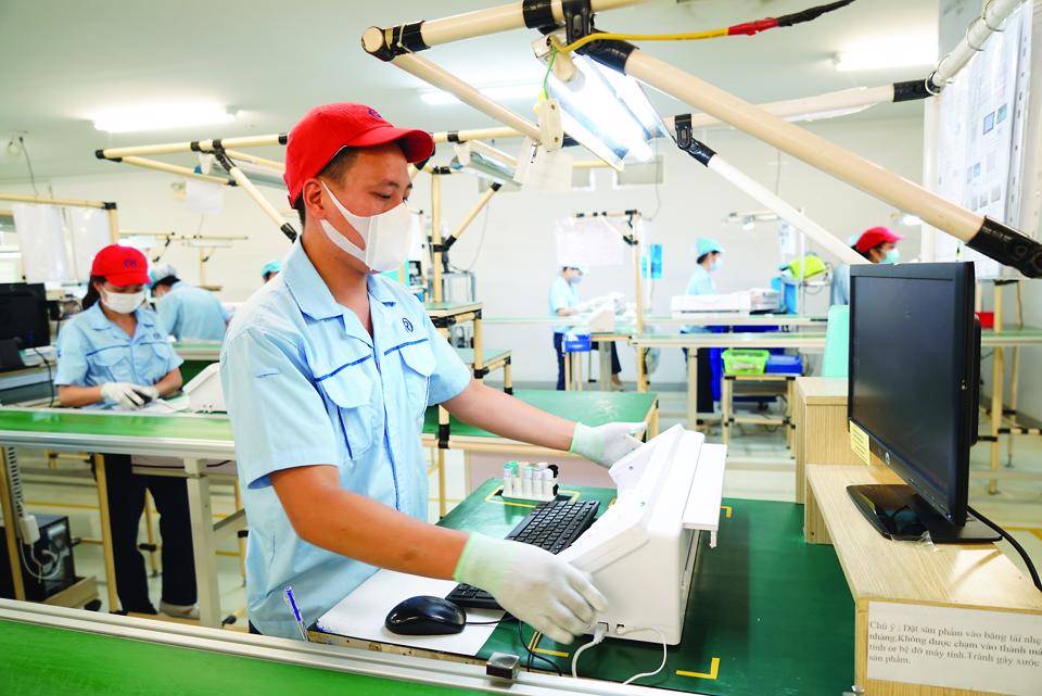 Số h&oacute;a trong hoạt động hỗ trợ sản xuất tại C&ocirc;ng ty TNHH Rhythm Precision Việt Nam, S&oacute;c Sơn, H&agrave; Nội. Ảnh: Phạm H&ugrave;ng