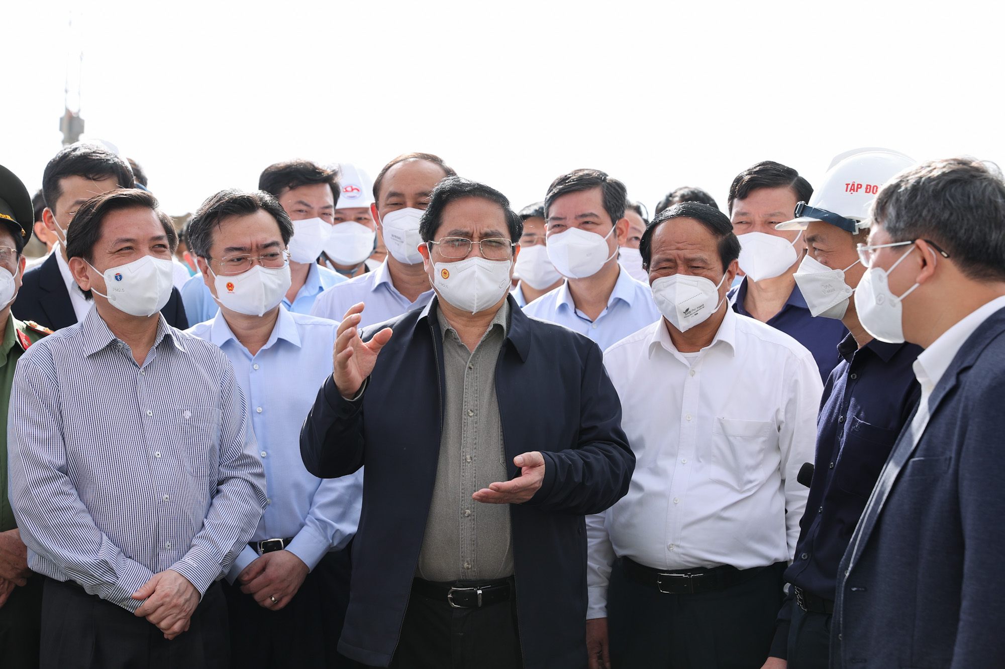 Chùm ảnh: Thủ tướng tiếp tục kiểm tra, đôn đốc thi công tuyến cao tốc Bắc – Nam - Ảnh 3. Chùm ảnh: Thủ tướng tiếp tục kiểm tra, đôn đốc thi công tuyến cao tốc Bắc – Nam - Ảnh 3.