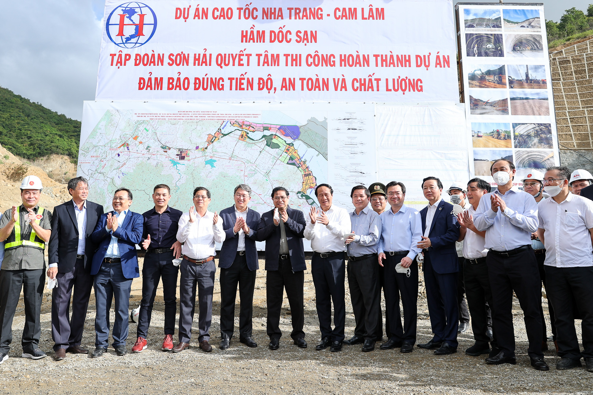 Chùm ảnh: Thủ tướng tiếp tục kiểm tra, đôn đốc thi công tuyến cao tốc Bắc – Nam - Ảnh 4. Chùm ảnh: Thủ tướng tiếp tục kiểm tra, đôn đốc thi công tuyến cao tốc Bắc – Nam - Ảnh 4.