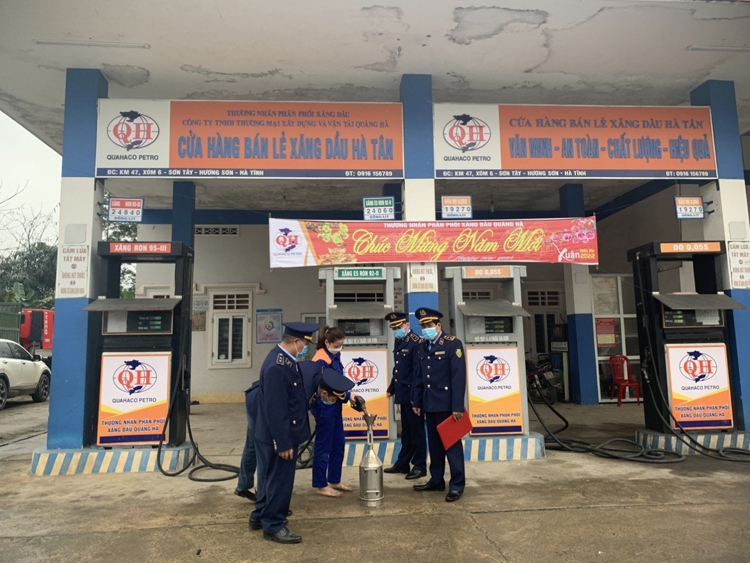 Xử lý nghiêm vi phạm trong kinh doanh xăng dầu (trùng tít) Xử lý nghiêm vi phạm trong kinh doanh xăng dầu (trùng tít)