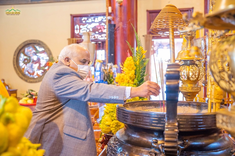 Đại sứ Cu Ba tại Việt Nam đến Chùa Ba Vàng lễ Phật