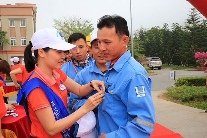 Lọc hóa dầu Bình Sơn mừng sự kiện 20 triệu giờ công an toàn loc hoa dau binh son to chuc su kien 20 trieu gio cong an toan