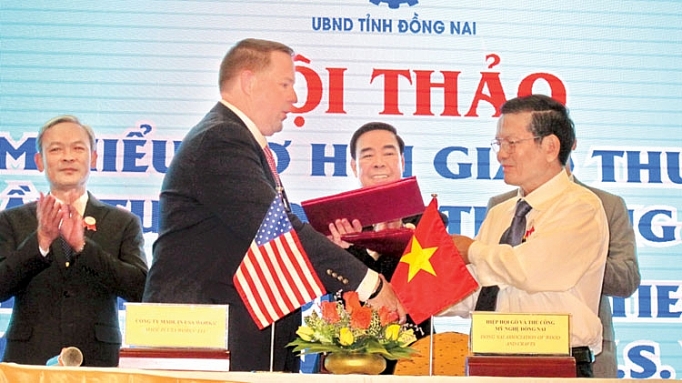 Hiệp hội Gỗ và Thủ công mỹ nghệ Đồng Nai: Cầu nối doanh nghiệp với thị trường hiep hoi go va thu cong my nghe dongnai cau noi doanh nghiep voi thi truong