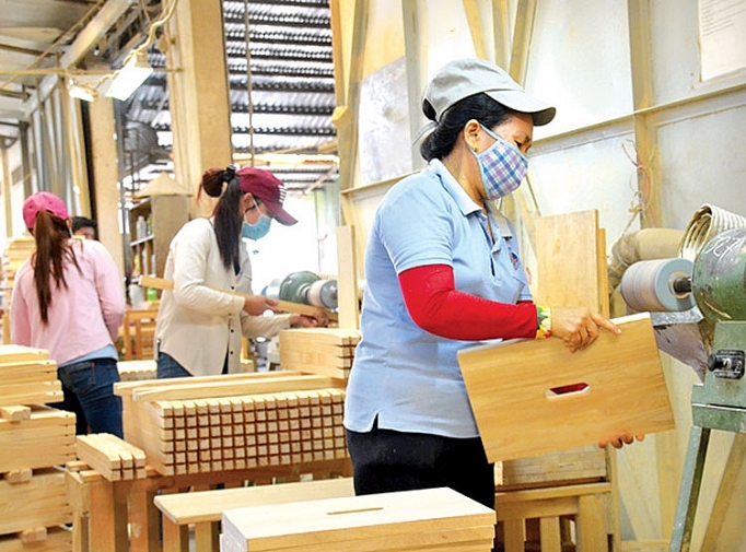 Hiệp hội Gỗ và Thủ công mỹ nghệ Đồng Nai: Cầu nối doanh nghiệp với thị trường hiep hoi go va thu cong my nghe dongnai cau noi doanh nghiep voi thi truong