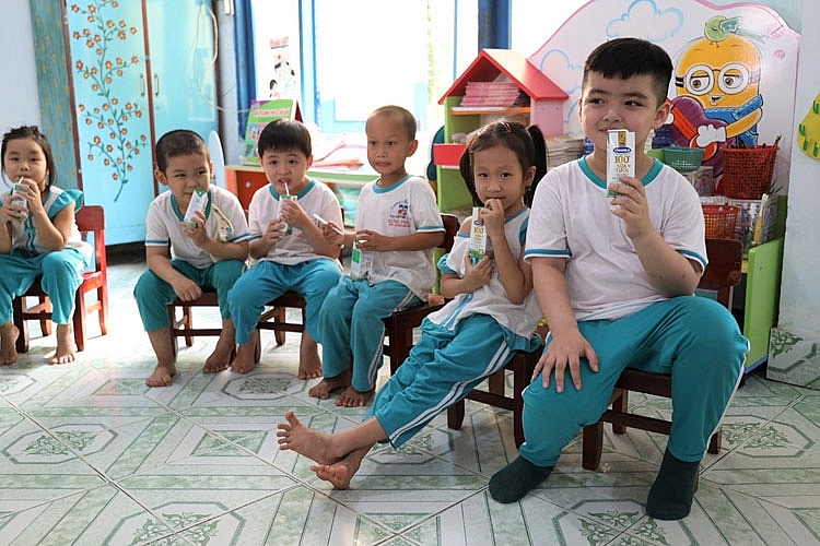 Sữa học đường đang được triển khai cho trẻ em tại nhiều tỉnh Đồng bằng sông Cửu Long Sữa học đường đang được triển khai cho trẻ em tại nhiều tỉnh Đồng bằng sông Cửu Long