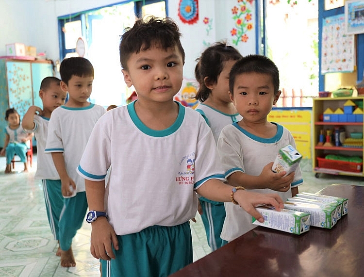 Sữa học đường đang được triển khai cho trẻ em tại nhiều tỉnh Đồng bằng sông Cửu Long Sữa học đường đang được triển khai cho trẻ em tại nhiều tỉnh Đồng bằng sông Cửu Long