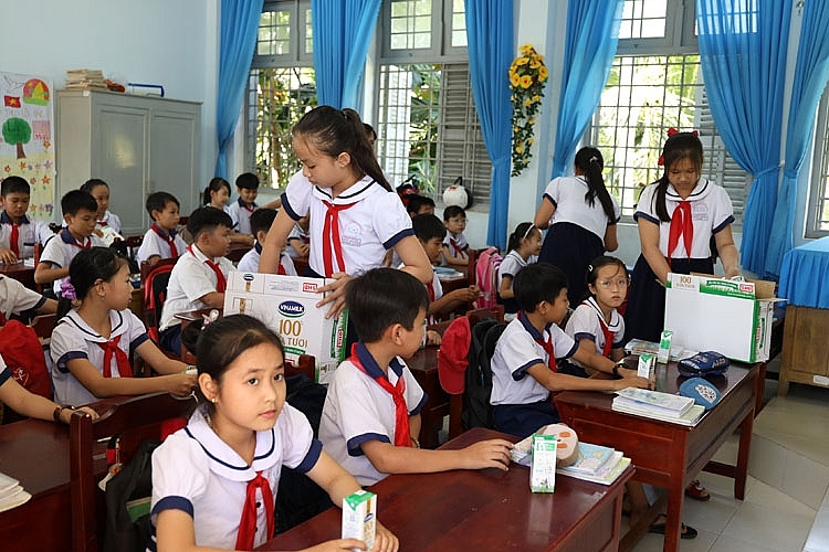 Sữa học đường đang được triển khai cho trẻ em tại nhiều tỉnh Đồng bằng sông Cửu Long Sữa học đường đang được triển khai cho trẻ em tại nhiều tỉnh Đồng bằng sông Cửu Long