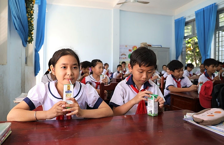 Sữa học đường đang được triển khai cho trẻ em tại nhiều tỉnh Đồng bằng sông Cửu Long Sữa học đường đang được triển khai cho trẻ em tại nhiều tỉnh Đồng bằng sông Cửu Long