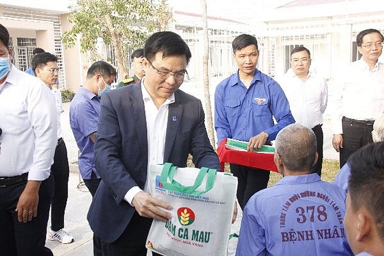 PVN thăm tặng quà cho trung tâm nuôi dưỡng người tâm thần: Thêm yêu thương bù đắp những tổn thương PVN thăm tặng quà cho trung tâm nuôi dưỡng người tâm thần: Thêm yêu thương bù đắp những tổn thương