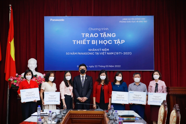 Panasonic hỗ trợ thiết bị học tập và tủ sách tại các trường học ở ba địa phương Panasonic hỗ trợ thiết bị học tập và tủ sách tại các trường học ở ba địa phương