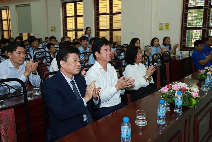 ford viet nam trao tang xe transit cho trung tam bao tro xa hoi tinh hai duong