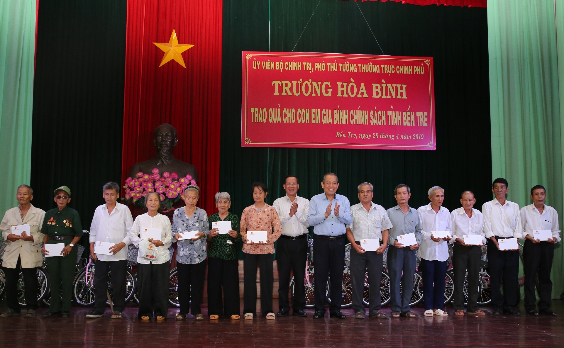 pho thu tuong thuong truc trao qua hoc bong o ben tre long an