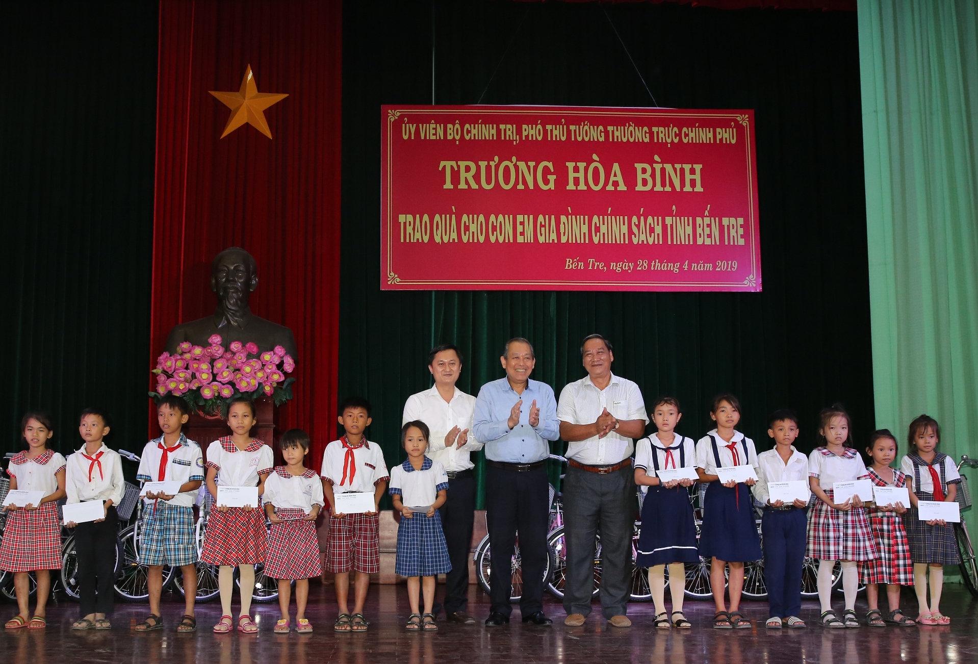 pho thu tuong thuong truc trao qua hoc bong o ben tre long an