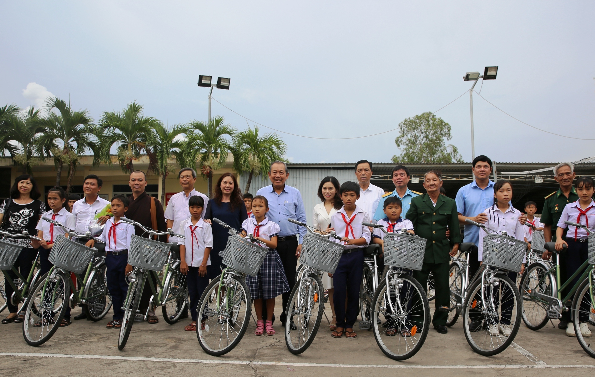 pho thu tuong thuong truc trao qua hoc bong o ben tre long an